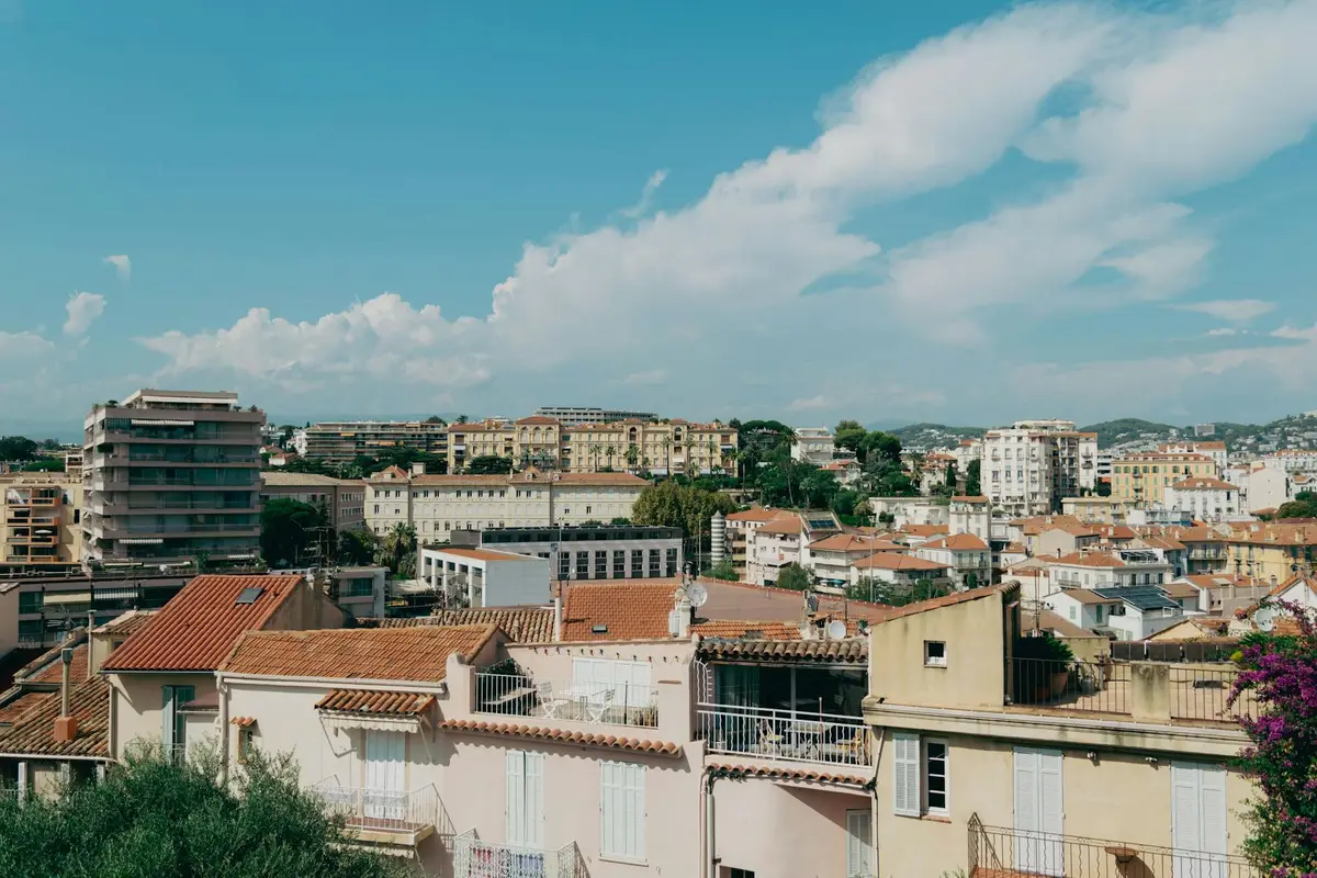 Vue panoramique des toits méditerranéens de Cannes Côte d'Azur