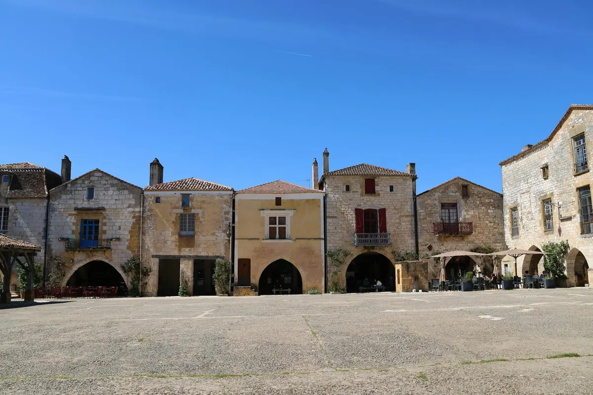 Bastide provençale en pierre ancienne réhabilitée près d'Aix-en-Provence