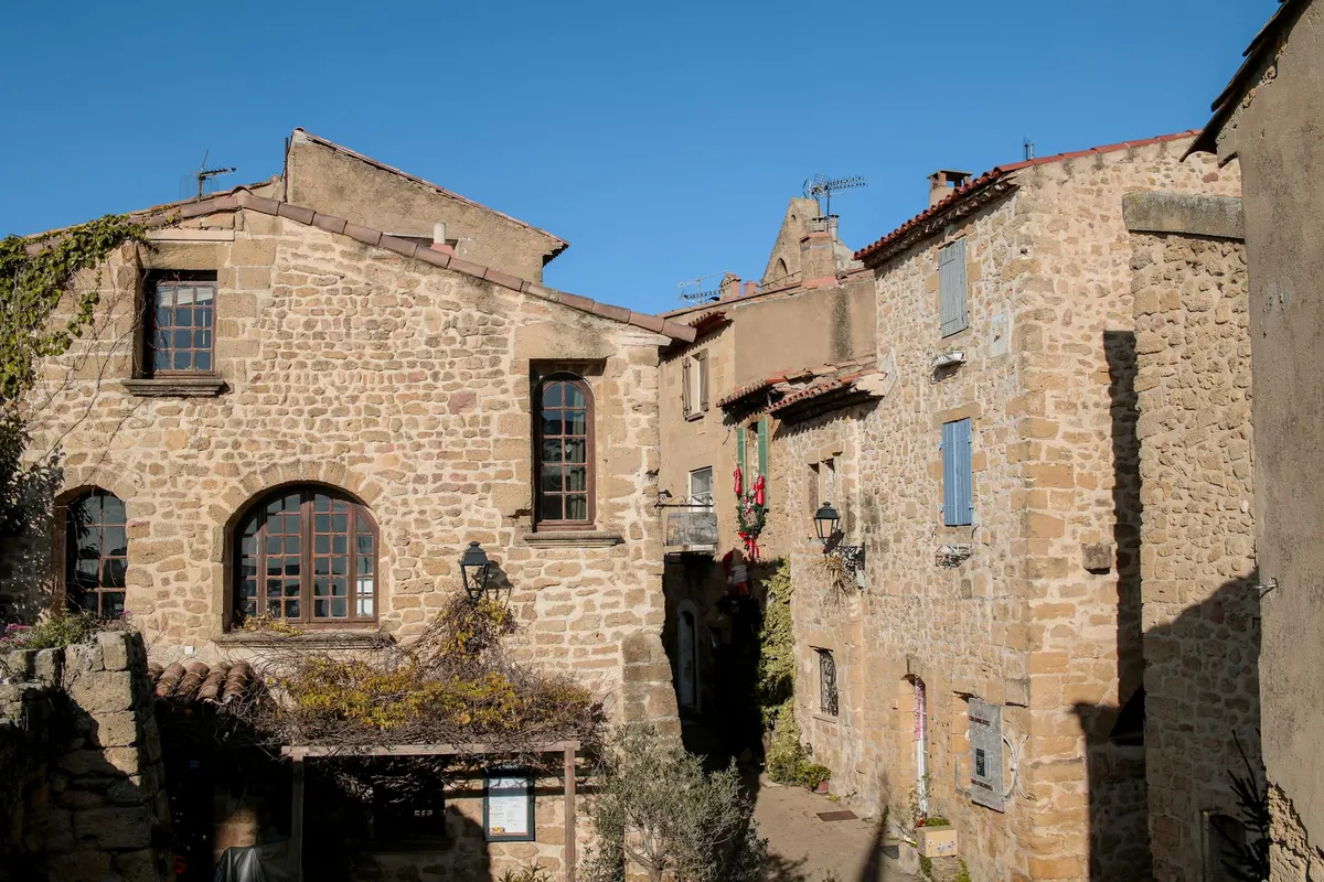 Cour intérieure provençale en pierre à Aix-en-Provence