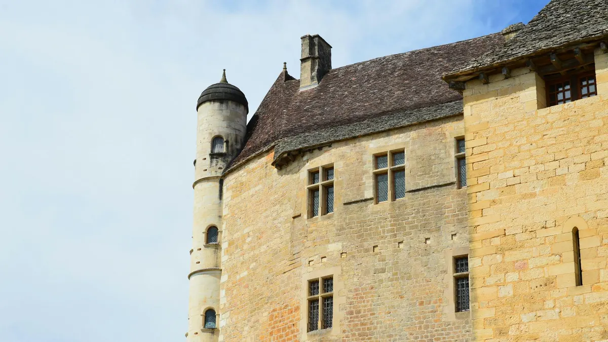 Façade en pierre patrimoniale réhabilitée à Aix-en-Provence