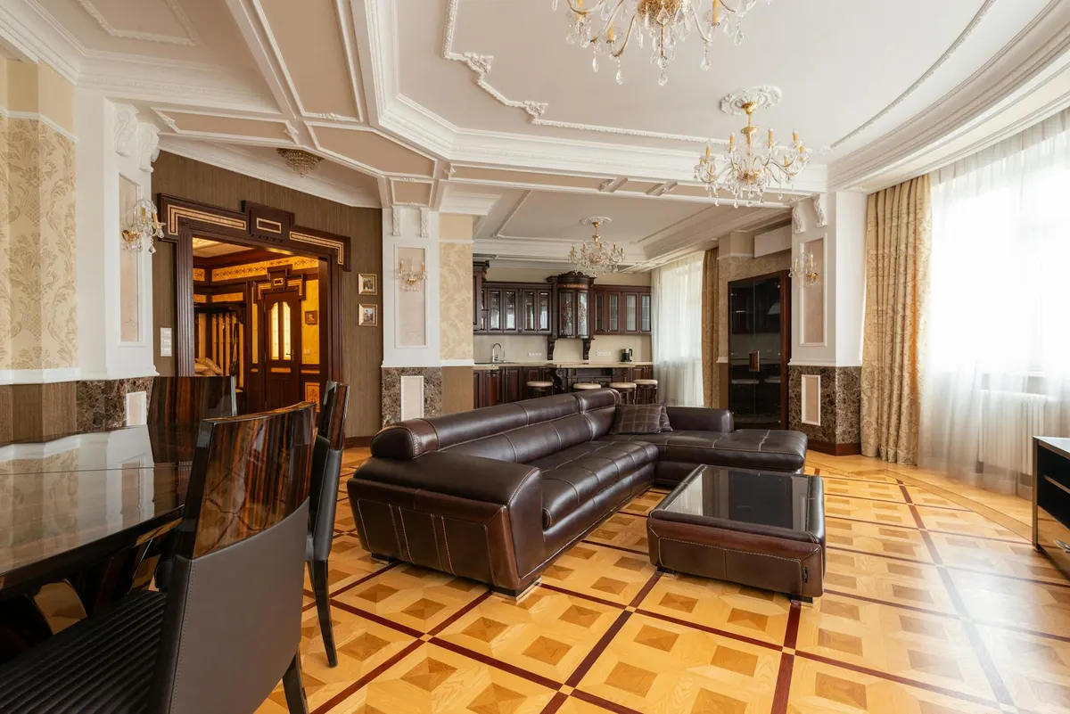 Intérieur ancien rénové avec parquet et moulures à Aix-en-Provence