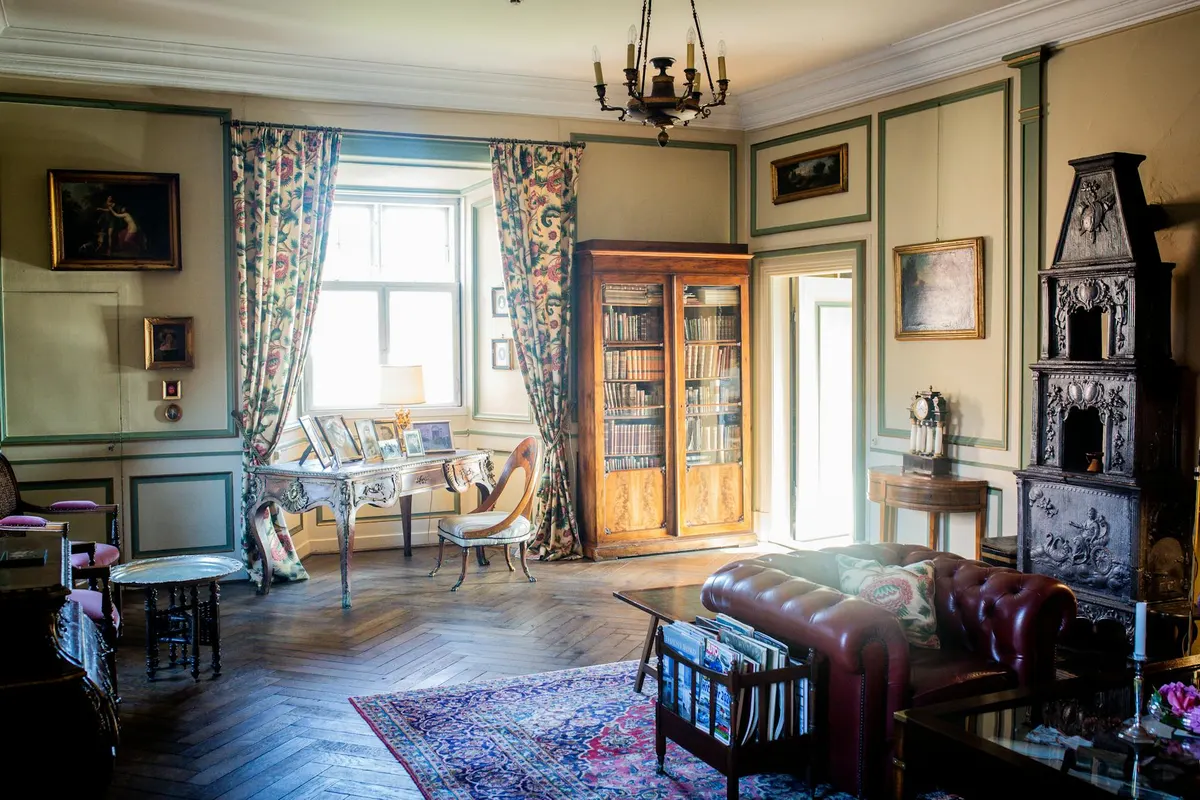 Intérieur ancien rénové avec moulures de prestige à Cannes