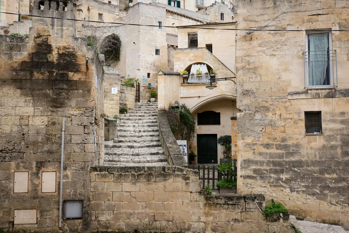 Escalier en pierre d'un bâtiment ancien réhabilité à Marseille
