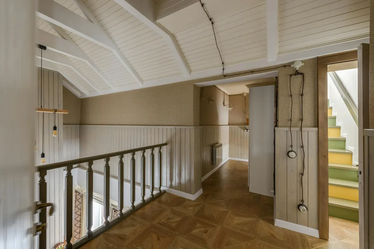 Intérieur ancien rénové avec parquet à Marseille