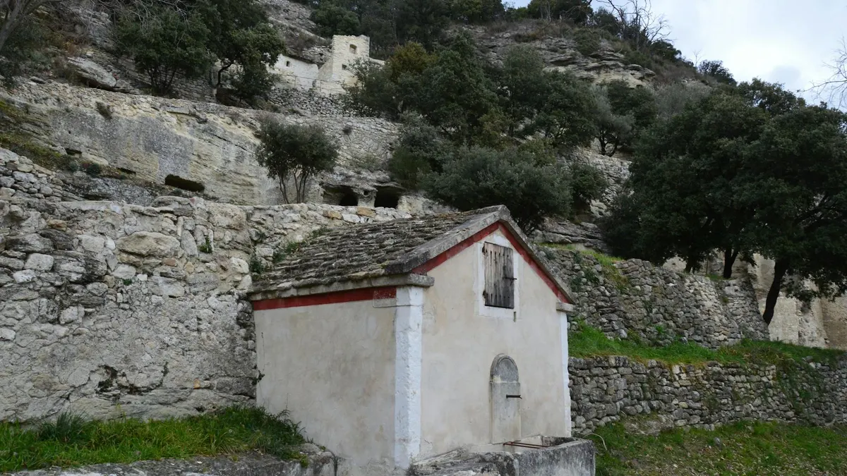 Réhabilitation d'un mas provençal en pierre ancienne à Saint-Tropez