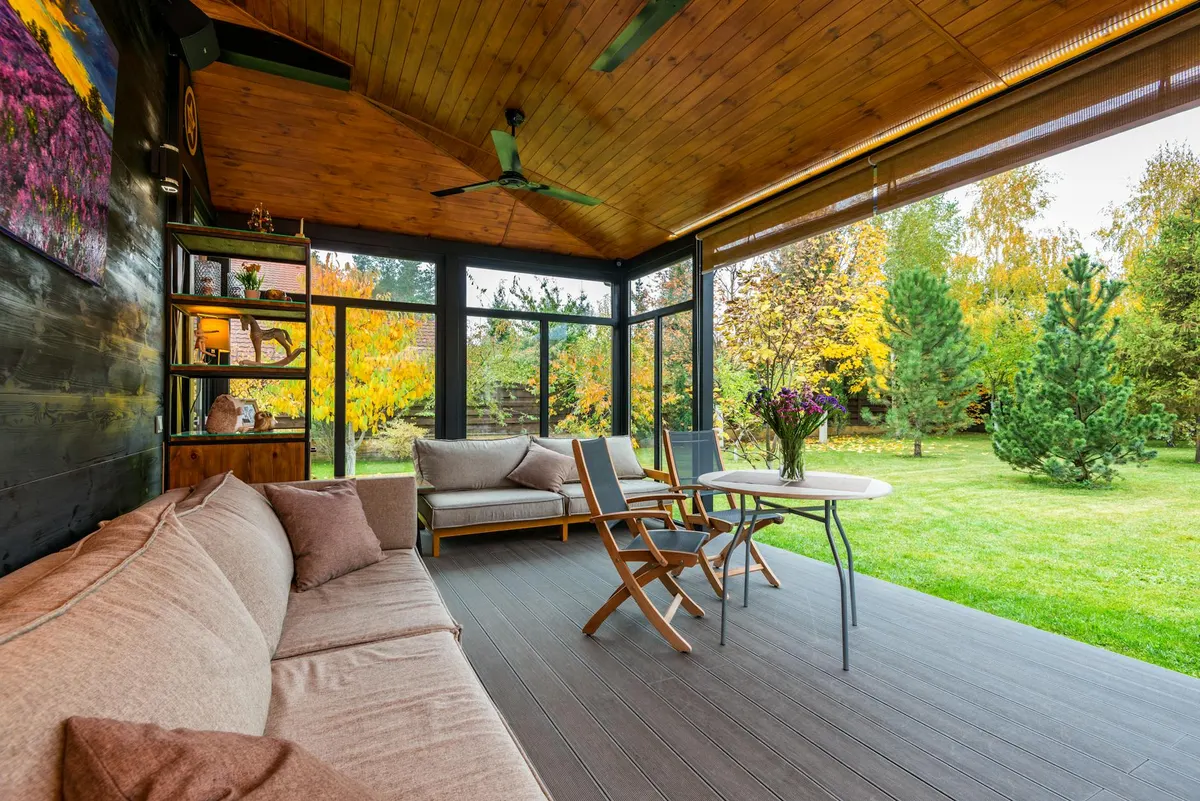 Véranda aluminium contemporaine avec vitrages double Uw 1,4 et lumière naturelle traversante