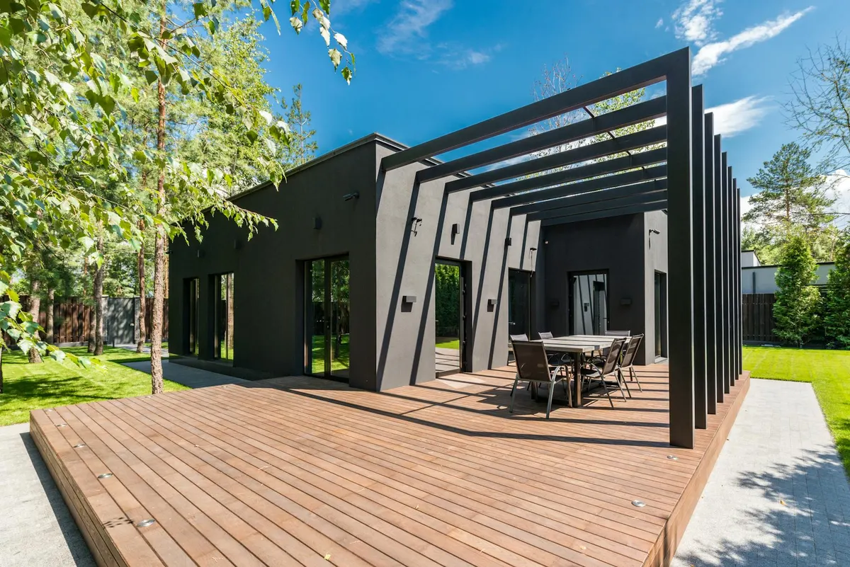 Pergola bioclimatique aluminium à lames orientables sur terrasse méditerranéenne en Provence-Alpes-Côte d'Azur