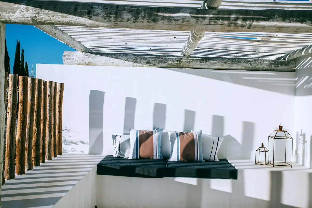 Pergola adossée à structure aluminium et lames orientables sur terrasse extérieure aménagée