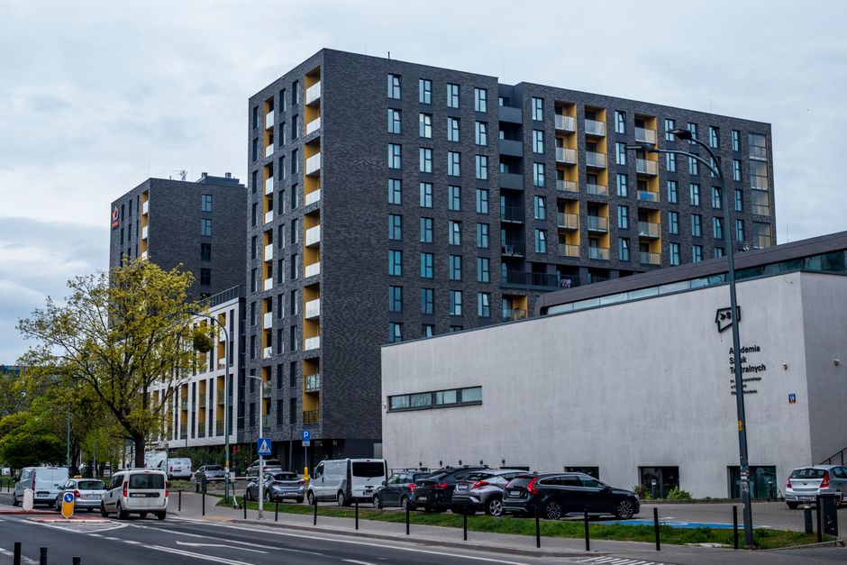 Résidence contemporaine R+3 à balcons à Saint-Genis-Pouilly, climat H1c