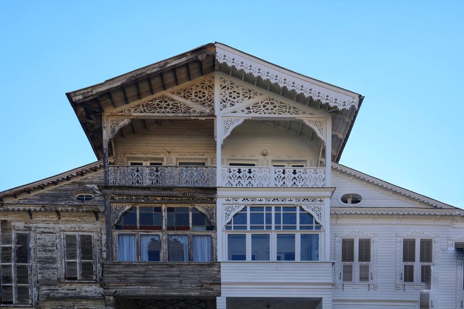 Façade en pierre reprise au mortier de chaux aux abords du château de Voltaire