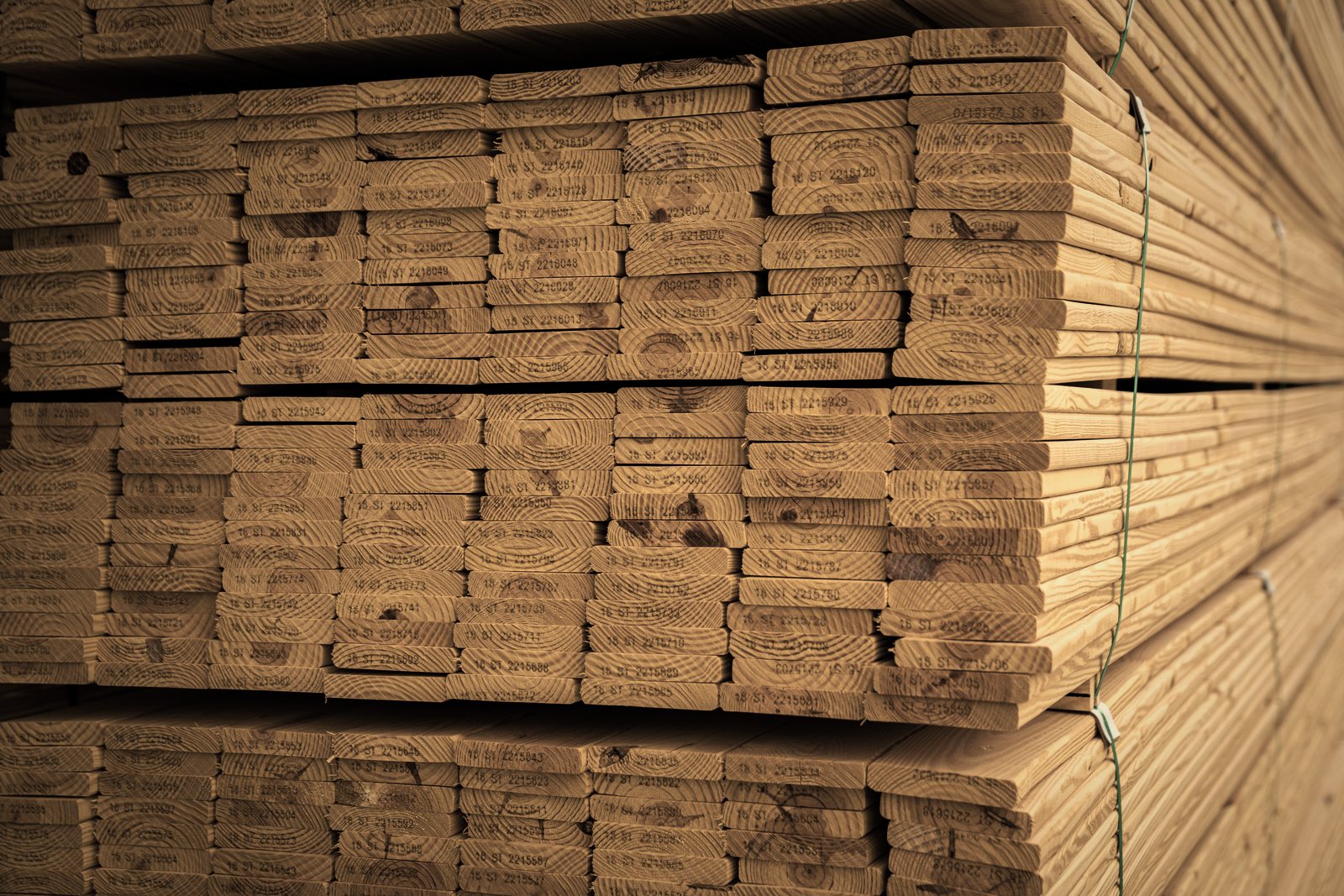 Piles de planches et de bois de charpente massif stockées avant mise en œuvre, photo d'illustration