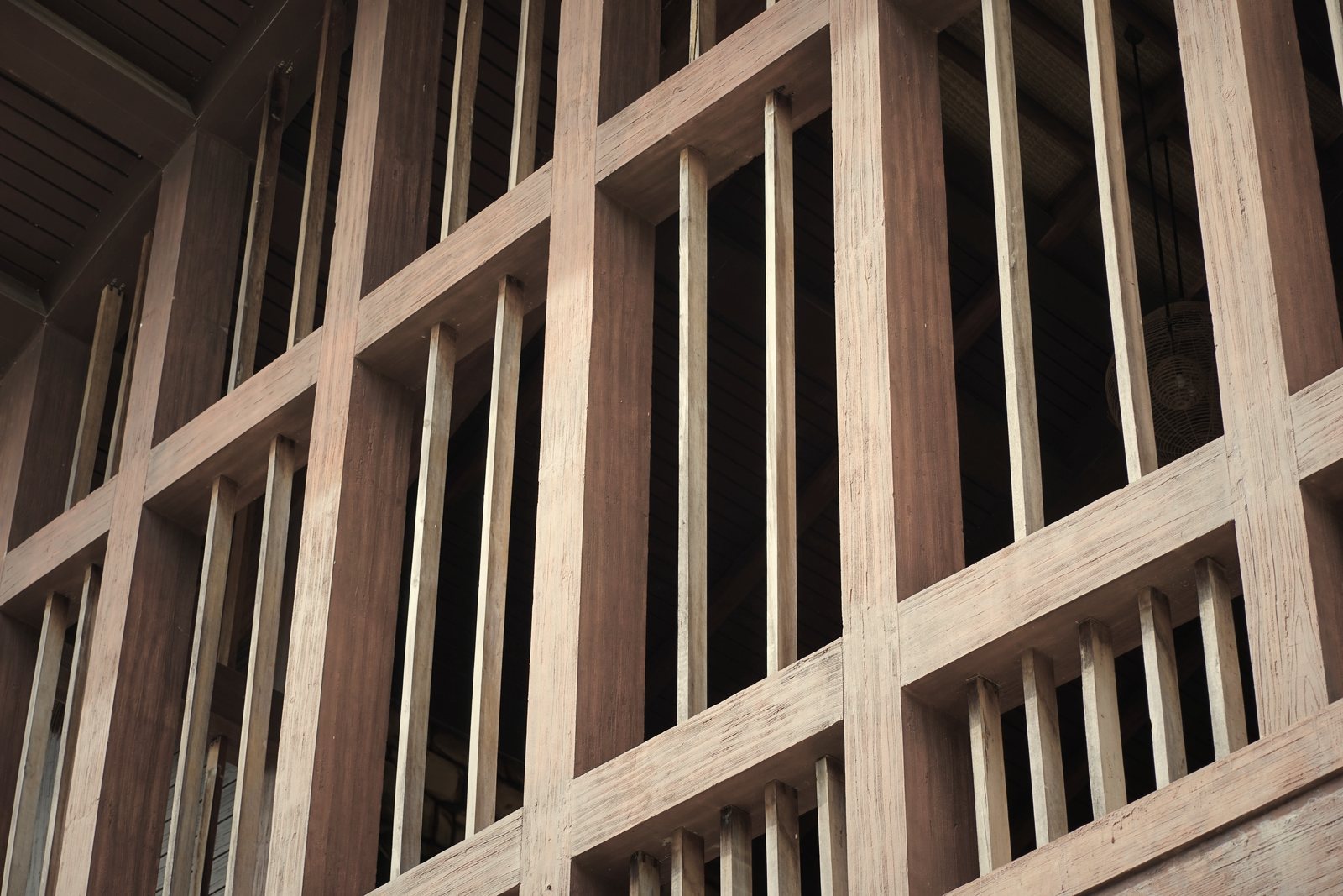 Grille de poteaux et de traverses en bois formant la structure d'une façade, vue en contre-plongée, photo d'illustration