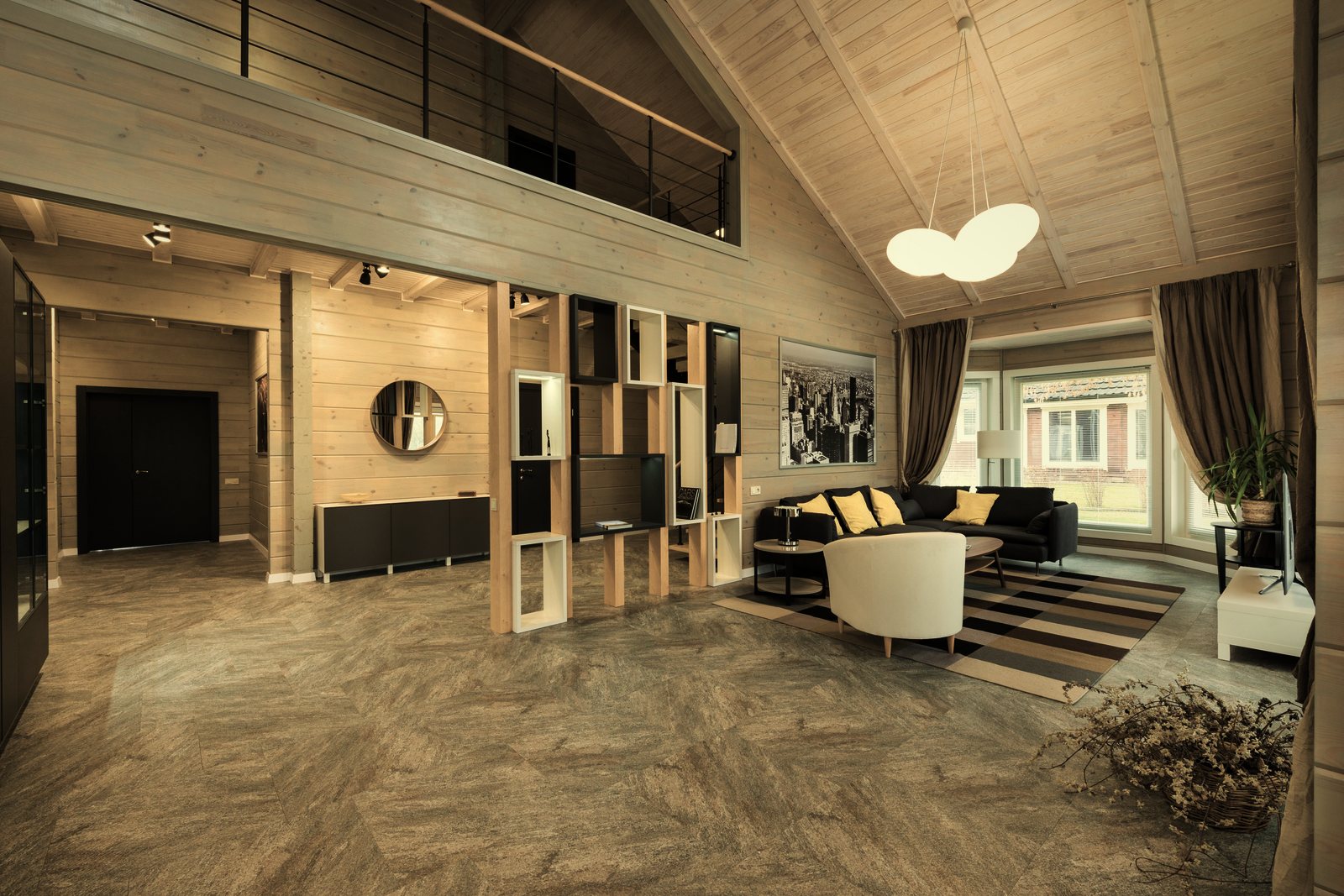 Grand séjour à murs et plafond en lames de bois clair, avec mezzanine et canapés, photo d'illustration