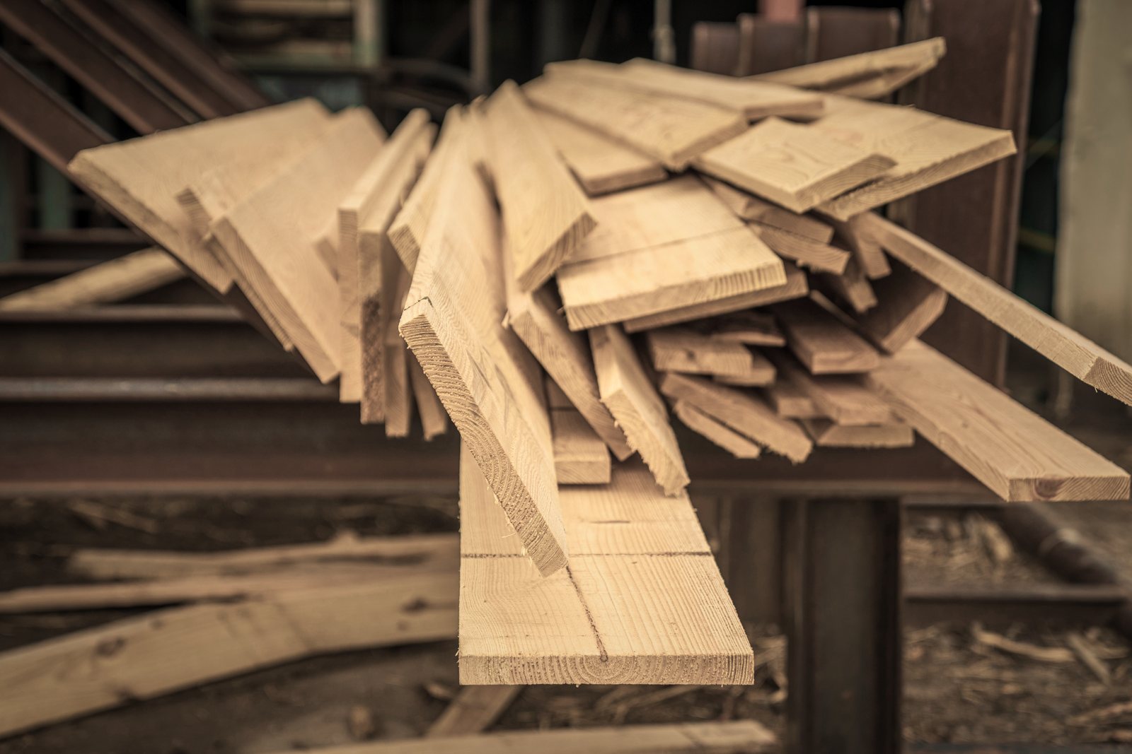 Pile de planches de bois fraîchement débitées, prêtes pour le montage, photo d'illustration